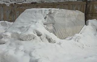 Yüksekova ’Buz Devri’ni yaşıyor: Araçlara...