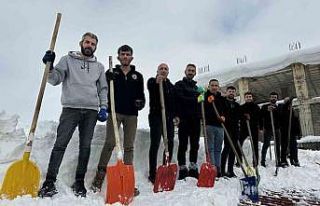 Yüksekova’da 20 kişilik ekibin çatıda kar temizleme...