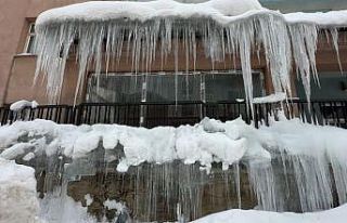 Yüksekova’da 3 metrelik buz sarkıtları oluştu