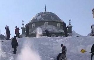 Yüksekova’da kar altında kalan cami ve evler imece...