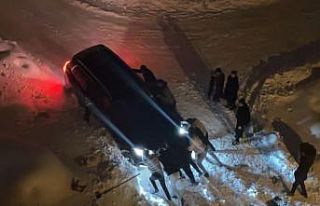 Yüksekova’da kar esareti: Kara saplanan araçlar...