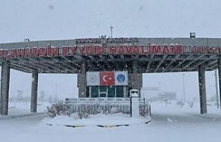 Yüksekova’da kar yağışı ve sis ulaşımı aksatıyor