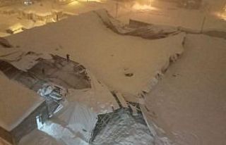 Yüksekova’da yoğun kar nedeniyle halı sahanın...