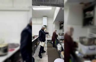 Zabıta denetimi esnasında mutfak tezgahında yıkanan...