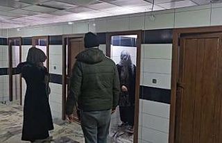 Zabıtadan kaçan dilenciler cami tuvaletinde yakalandı