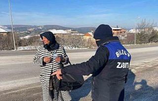 Zabıtadan kaçan kadın dilenci erkekler tuvaletine...