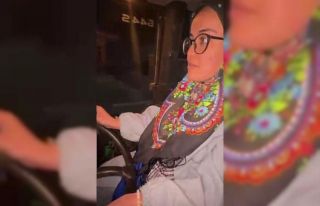 Zana Öğretmen kepçeyle okulunun bahçesini kendisi...