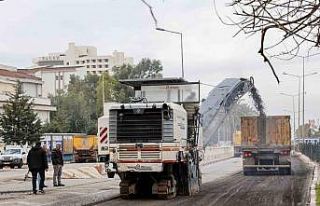 100. Yıl Bulvarı’nda asfalt çalışmasının...