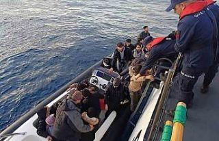 25 düzensiz göçmen ve 2 göçmen kaçakçılığı...