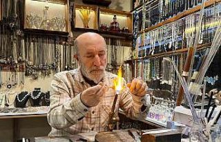 25 yıldır camlara üfleyerek şekil veriyor