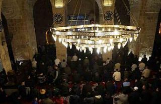 6 asırlık tarihi camide Berat Kandili’nde eller...