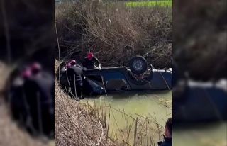 Adana’da dereye devrilen kamyonetin sürücüsü...