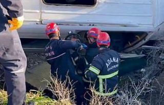 Adana’da öğrenci servisi şarampole devrildi:...