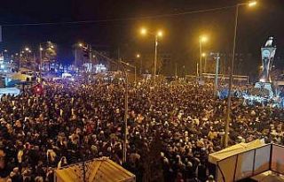 Adıyaman’da binlerce kişi deprem şehitlerini...