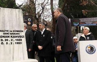 Adnan Kahveci ölümünün 33’üncü yılında kabri...