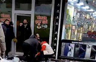 Ağrı’da çatıdan düşen kar ve buz kütlesi...