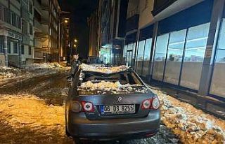 Ağrı’da çatıdan düşen kar ve buz kütlesi...