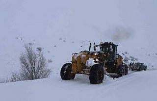 Ağrı’da yoğun kar yağışı: 377 köy yolu ulaşıma...