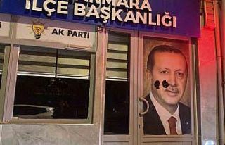 AK Parti Marmara ilçe binasına taşlı saldırıyla...