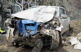 Akaryakıt tankeri ile çarpışan kamyonet hurdaya...