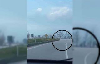 Akrobatik hareketler yapan motosiklet sürücüsü...