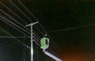 Alaca’da kamyon, elektrik ve telefon hatlarına...