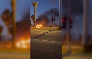 Alanya’da çarpışan araba alev topuna döndü