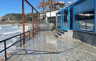 Alanya’da dalgalar balık lokantasını bastı