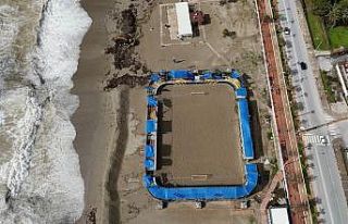 Alanya’da etkili olan fırtına sahildeki işletmede...