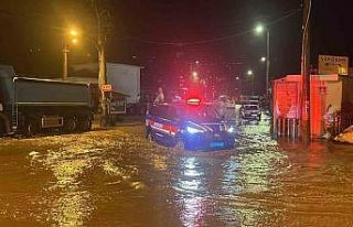 Alanya’da Oba çayı taştı, caddeler sular altında...