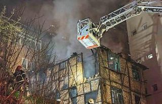 Alev alev yanan iki katlı ahşap metruk bina küle...