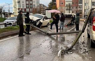 Alkollü sürücünün çarptığı direk başka bir...