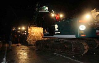 Amasya’da dağdan kopan dev kayalar yola düştü