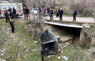 Amasya’da kamyonet menfeze devrildi: 3 yaralı