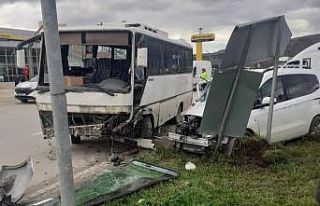 Amasya’da midibüs ile kamyonet çarpıştı: 6...
