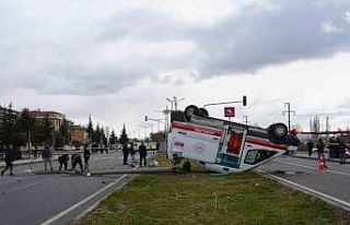 Ambulansla hafif ticari araç çarpıştı: 3 sağlık...