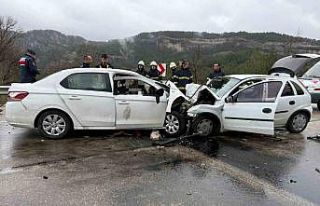Antalya-Isparta yolunda iki otomobil kafa kafaya çarpıştı:...