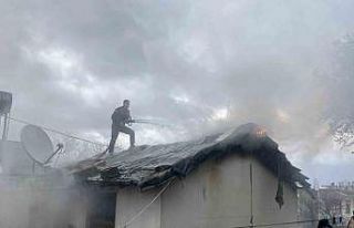 Antalya’da alev alev yanan tek katlı ev küle döndü