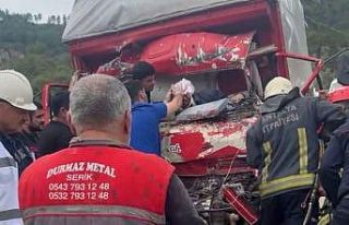 Antalya’da iki kamyon çarpıştı, sıkışan sürücüyü...