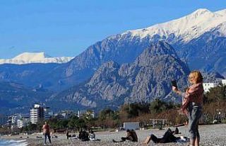 Antalya’da karlı dağların gölgesinde deniz keyfi