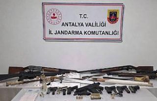 Antalya’da operasyon yapılan evde çok sayıda...