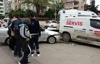 Antalya’da otomobil ile hafif ticari kavşakta çarpıştı:...