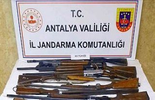 Antalya’da ruhsatsız silah operasyonu: 15 silah...