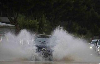 Antalya’da şiddetli yağış hayatı olumsuz etkiledi