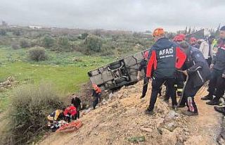 Antalya’da yolcu otobüsü şarampole yuvarlandı:...