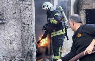Apartmanın kömürlüğündeki yangın paniğe neden...