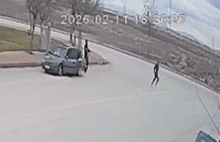 Arabasını boyatmasında yardım eden arkadaşına...