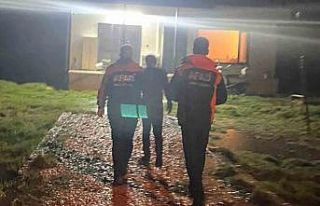 Aracı akıntıya kapılan vatandaş son anda kurtuldu