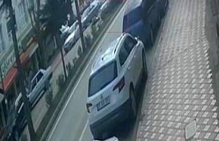 Aracın çarptığı yaya yola savruldu: Kaza anı...