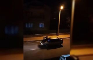 Aracın üzerine çıkan davulcu mahalleliyi sahura...